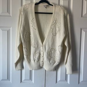 Tan FJay Knited Cardigan Size Medium.
Off White. Pre owened .